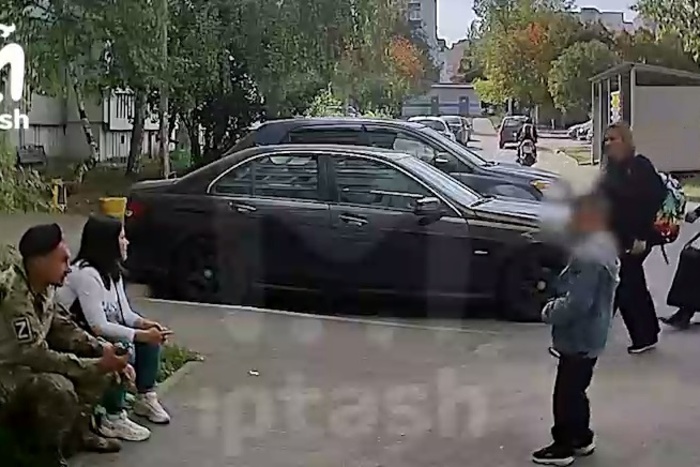 В Казани мужчина в камуфляже с шевроном «Z» ради прикола взорвал у подъезда светошумовую гранату
