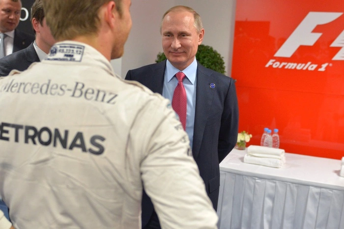 Jalopnik: От похвалы Путина победителю «Формулы-1» стало не по себе