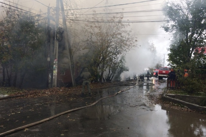 Из-за сильного пожара эвакуировали постояльцев пансионата на Ляпустина