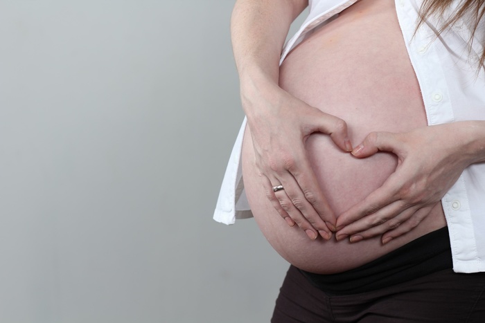 Не желая становиться отцом, американец напоил беременную девушку отбеливателем