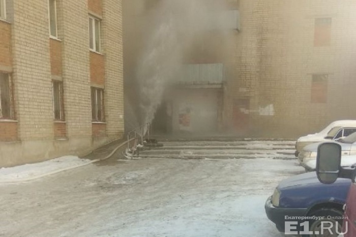 На Вторчермете загорелась квартира в 9-этажном общежитии