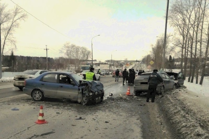 В массовой аварии под Нижним Тагилом погиб один человек, пострадали пятеро