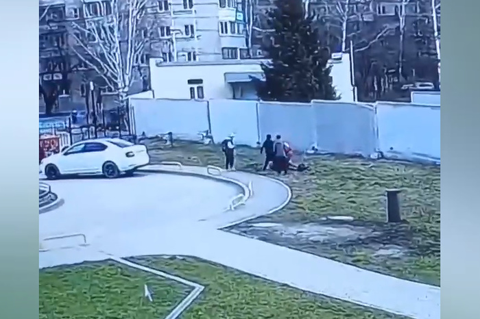 В Екатеринбурге группа подростков напала на двоих детей