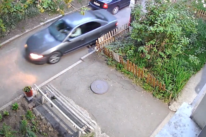В Екатеринбурге неадекватный водитель разбил чужие припаркованные машины