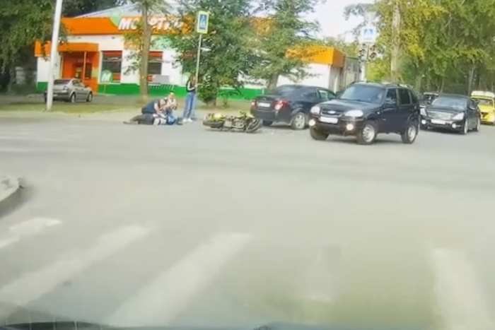 В Екатеринбурге мотоциклист на скорости влетел в машину