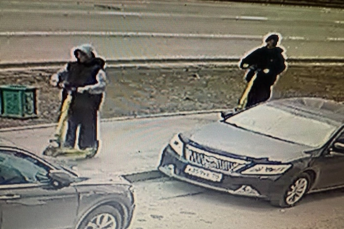 В Екатеринбурге парень на электросамокате сбил пешехода и уехал с места происшествия