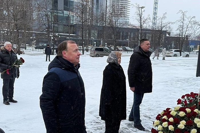 Мэр Екатеринбурга возложил цветы к памятнику Ельцину