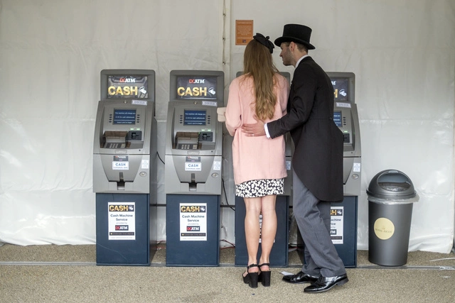 На Урале телефонный мошенник выманил у женщины почти 100 тысяч рублей