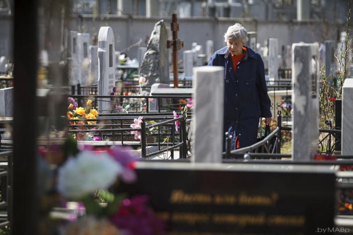 На Лесном кладбище вандалы разнесли надгробья, которые приготовили на продажу