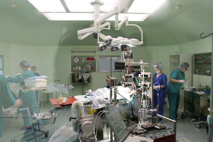 Китайский хирург перенес разрыв аорты на работе, но довел операцию до конца