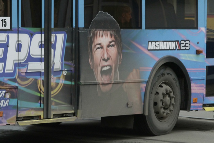 В Екатеринбурге пассажирам пришлось самим толкать заглохший троллейбус