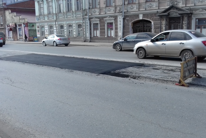 Жителей Екатеринбурга просят сообщать о ямах на дорогах