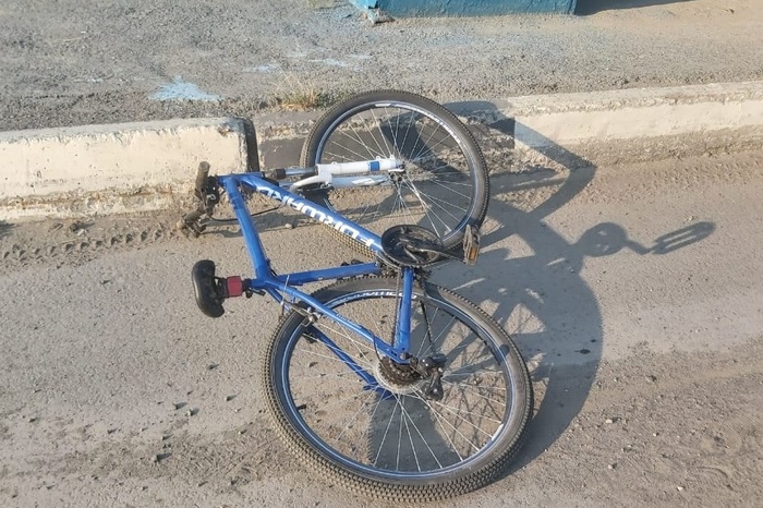 В Свердловской области 24-летний водитель сбил подростка на велосипеде. Девочка в коме.