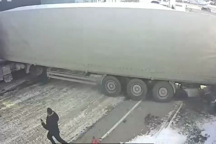 Фура без водителя раздавила будку на КПП в Подмосковье