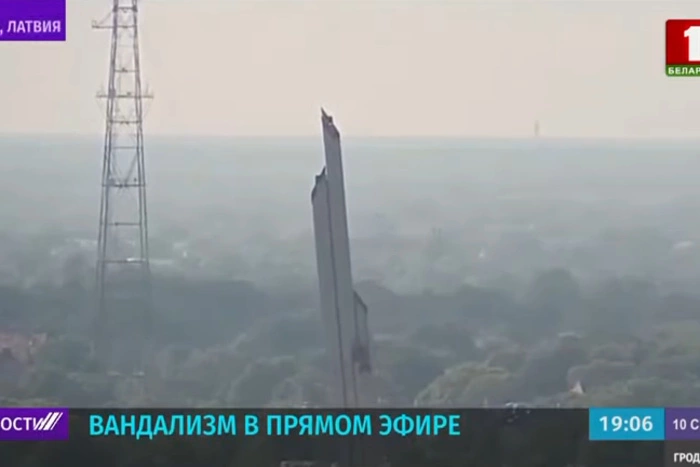 В Латвии снесли памятник советским воинам — Освободителям Риги