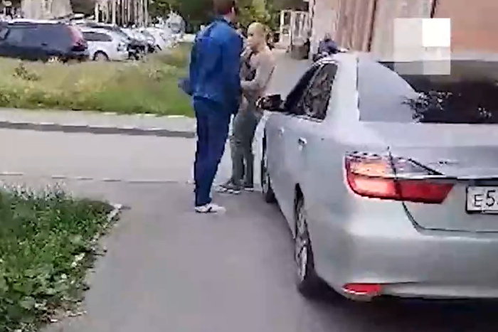 В Екатеринбурге автохам-депутат обругал матом пешехода, помешавшего ему выехать с тротуара