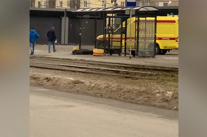 В Екатеринбурге женщина умерла на остановке общественного транспорта