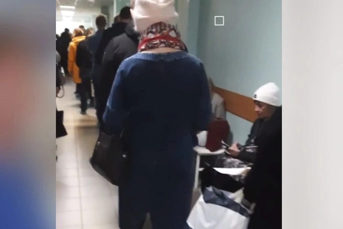 Екатеринбуржцы пожаловались на огромную очередь в больнице