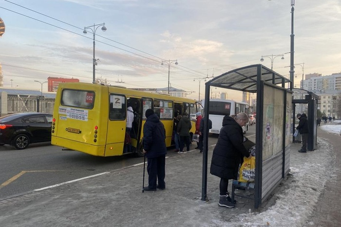 Пассажиры едва не побили водителя автобуса за стояние на остановке «Шварца» (ВИДЕО)