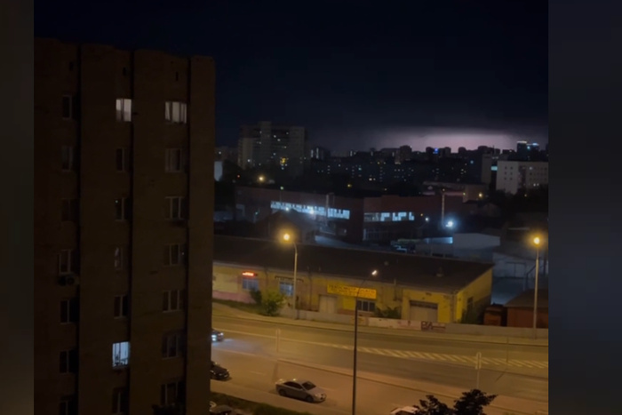 Вблизи Екатеринбурга уральцы заметили в небе яркие вспышки