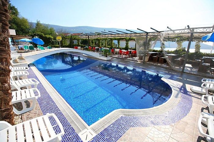 Жену свердловского вице-губернатора заподозрили в помощи ВСУ через ее отель в Черногории