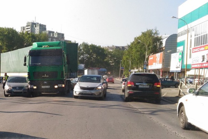 Развязка у «Калины» встала в пробку из-за аварии с фурой