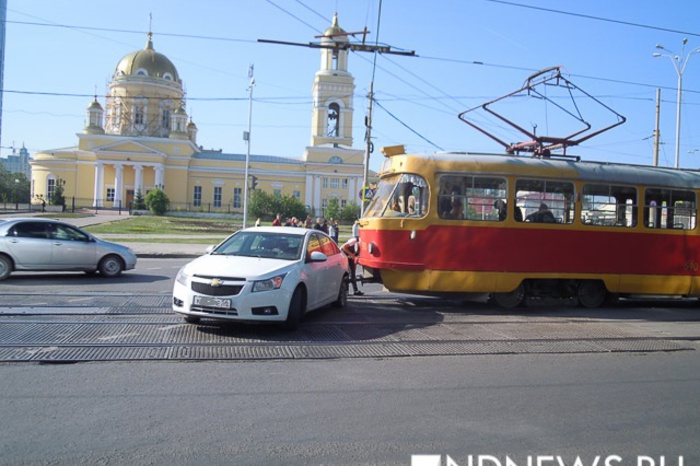 На улице Куйбышева из-за ДТП на рельсах встали трамваи