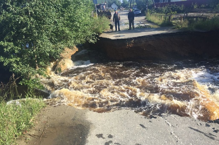 Пешеходный мост рухнул в реку в Свердловской области