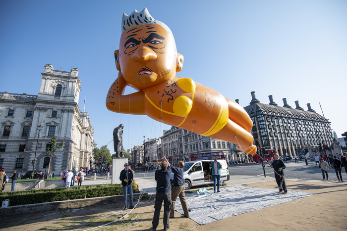 Лондонцы необычно протестуют против мэра Садика Хана
