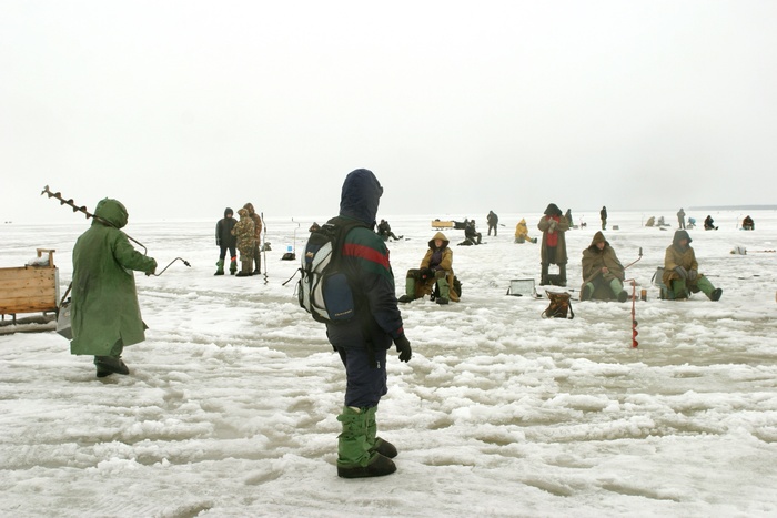 Сотни российских рыбаков откололись и уплыли на льдине