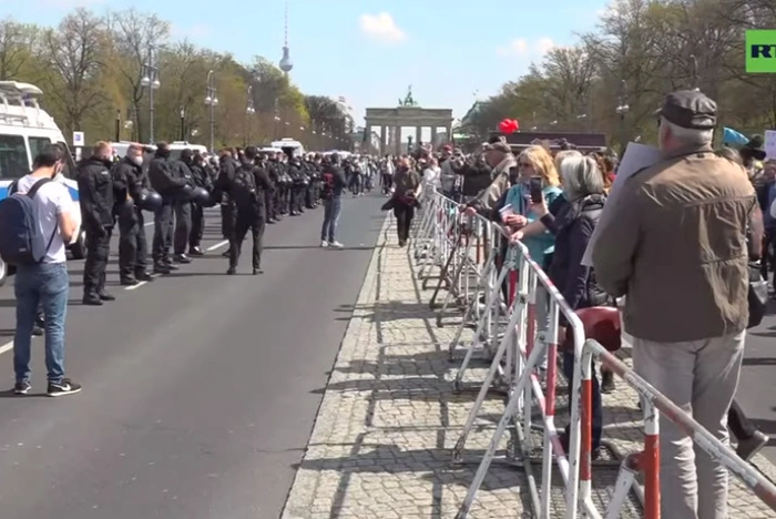В Бундестаге внесли поправки в Закон об инфекциях под охраной 2 тысяч полицейских и собак