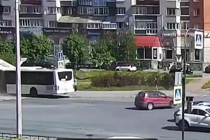 В Санкт-Петербурге автобус с пассажирами врезался в столб и повис на нем