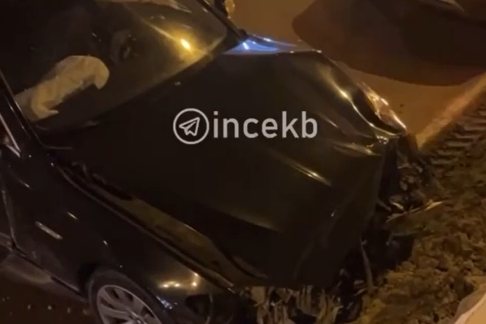 В Екатеринбурге водитель врезался в дорожное ограждение и сбежал с места ДТП