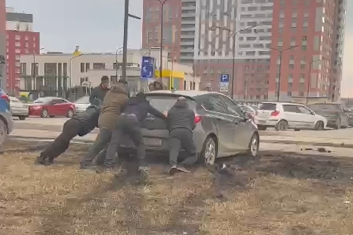 В Екатеринбурге автохамы паркуют машины на тротуарах и газонах