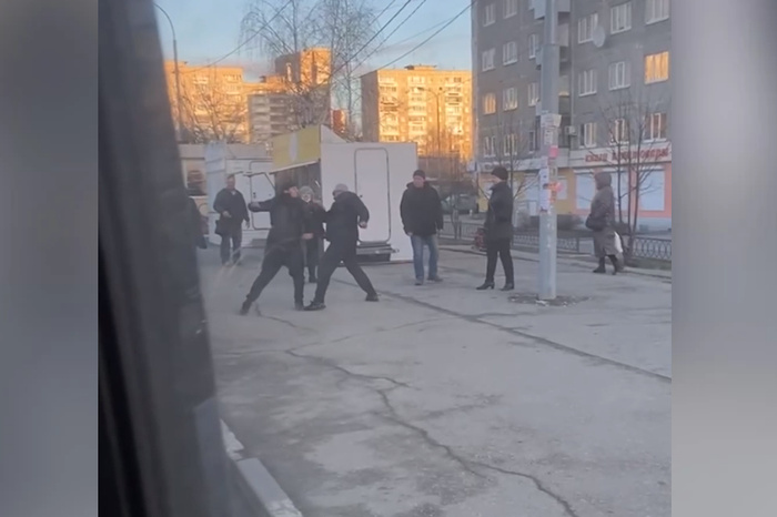 В Екатеринбурге прямо на дороге подрались водители автобусов