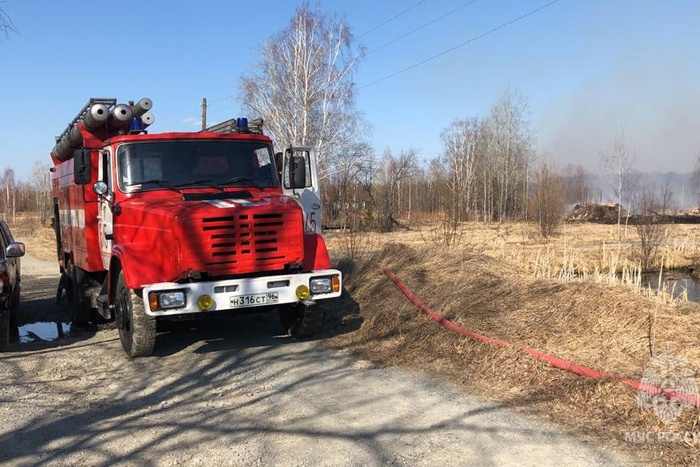 В Свердловской области рядом с железной дорогой вспыхнул пожар