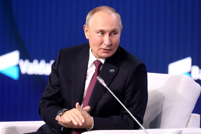 «Если не знает — идиот. Если знает — негодяй». Яркие цитаты Путина на «Валдае»