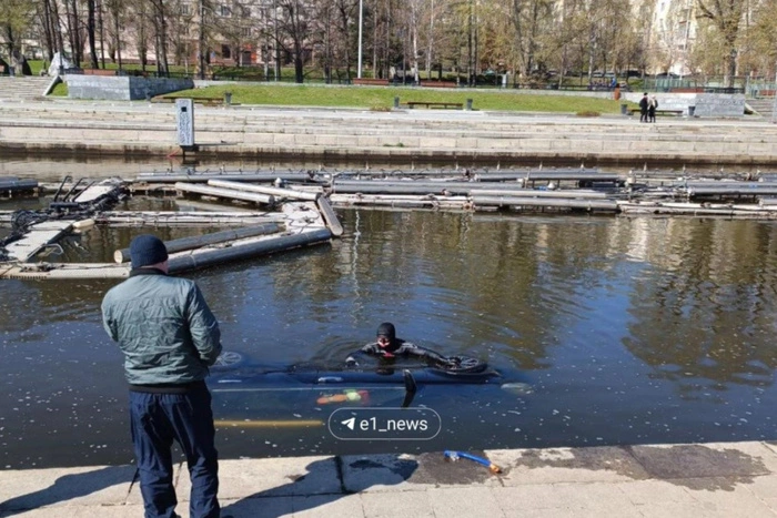 На Плотинке утонул автомобиль