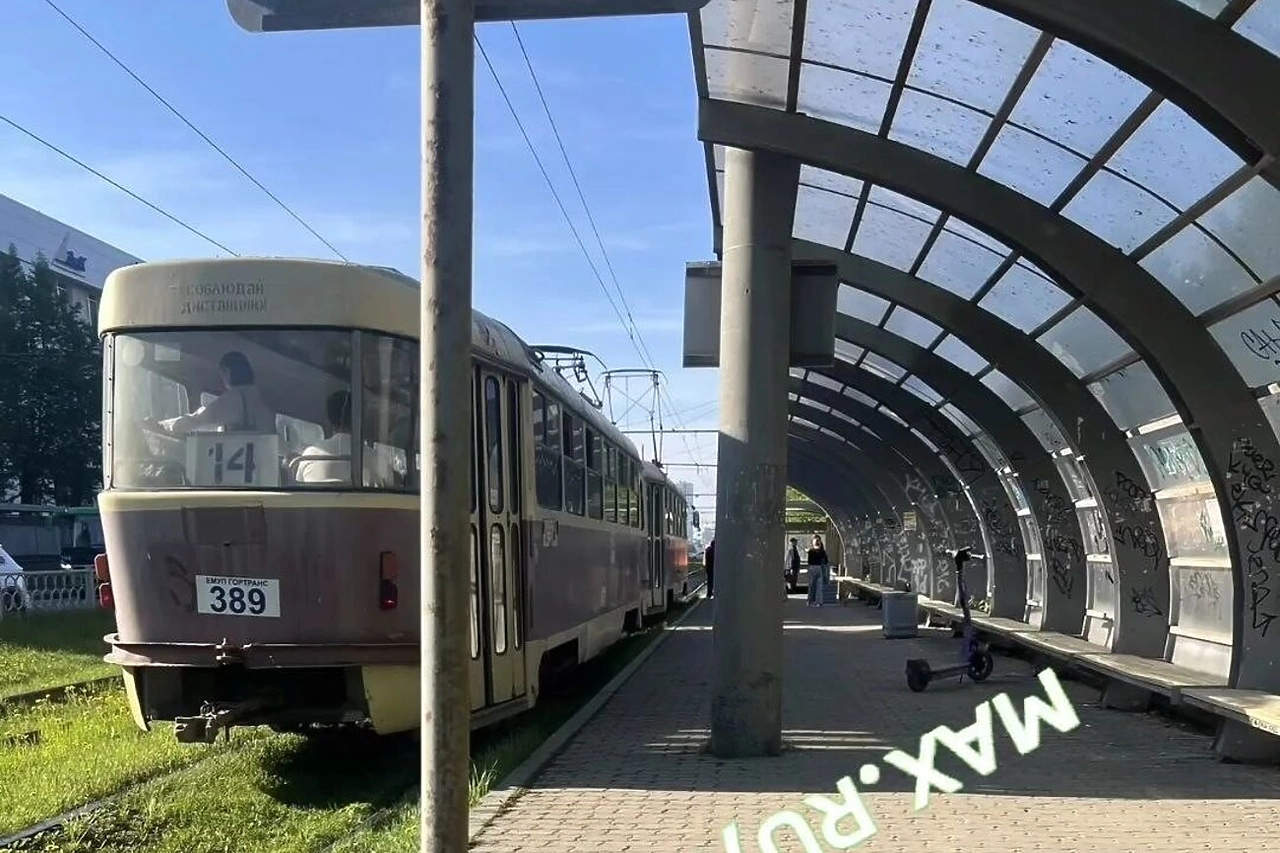 По проспекту Космонавтов в сторону центра встали трамваи