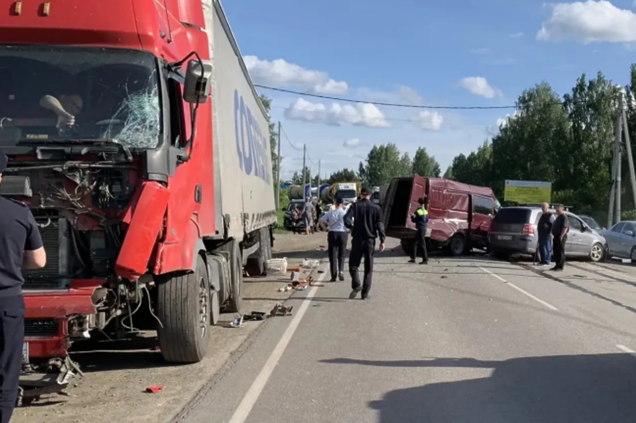 Два человека погибли под Екатеринбургом в результате ДТП с «Газелью» и фурой