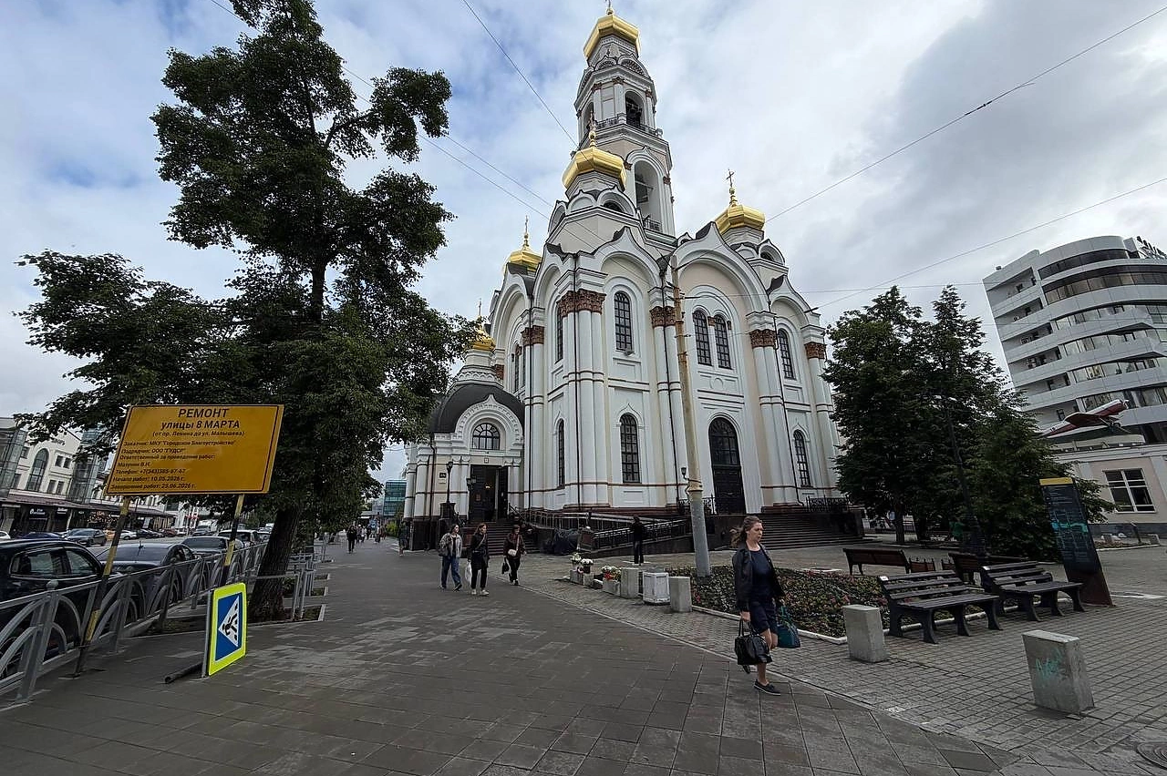 В Екатеринбурге несут цветы и игрушки к месту гибели пешеходов у Большого Златоуста (ФОТО)