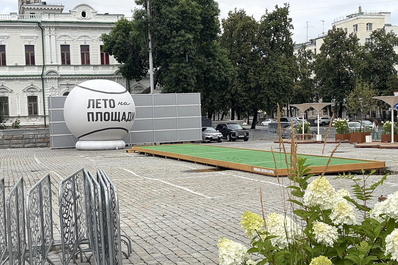 Стали известны расценки за возможность поиграть в падел на главной площади Екатеринбурга