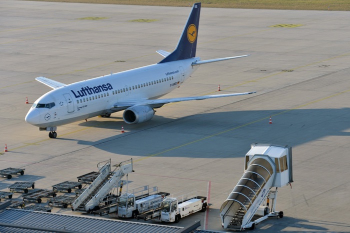 Пассажир Lufthansa попытался открыть дверь самолета в небе над Австрией