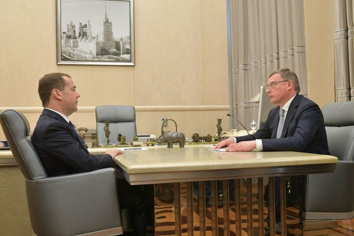 В соцсетях обсуждают кабинет Медведева с носорогами. «А где портрет Путина?»