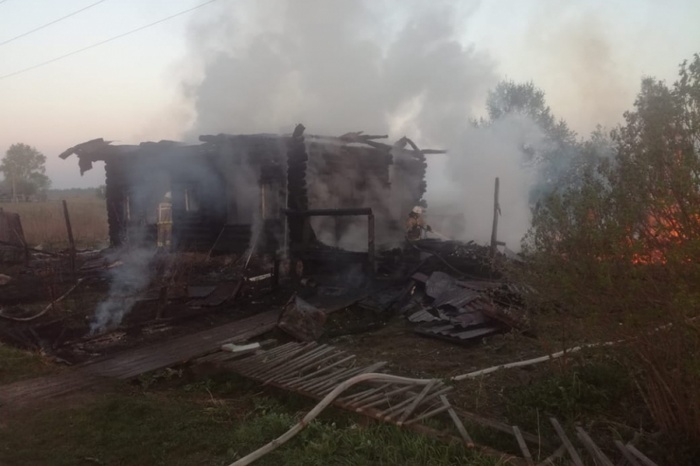 В Свердловской области на пожаре погибла семейная пара с четырехлетним ребенком