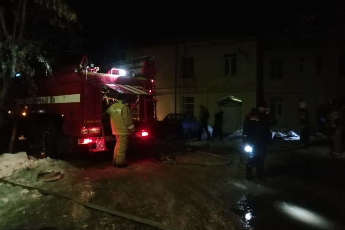 В Сысерти сгорел подъезд жилого дома, пострадали четыре человека