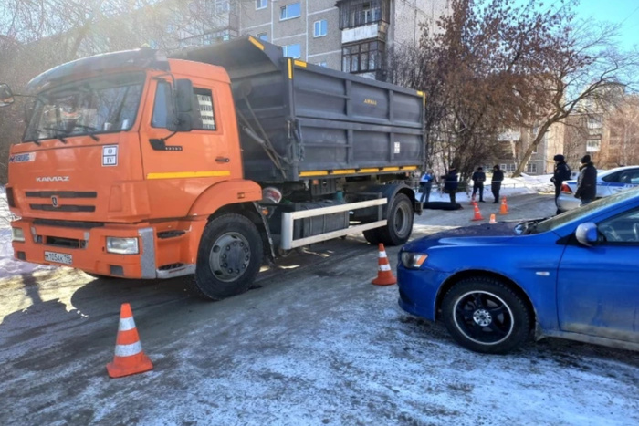 В Екатеринбурге мусоровоз насмерть задавил мужчину