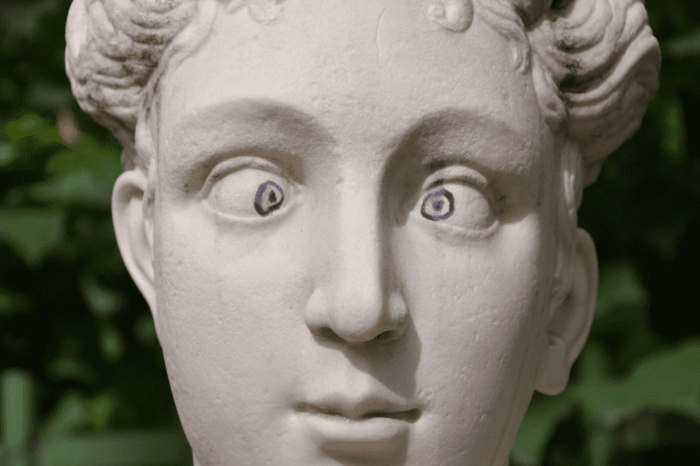 В Летнем саду Санкт-Петербурга неизвестный «художник» пририсовал глаза жене императора Вителлия