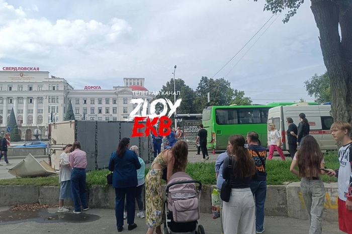 В центре Екатеринбурга «Газель» врезалась в автобус и перевернулась