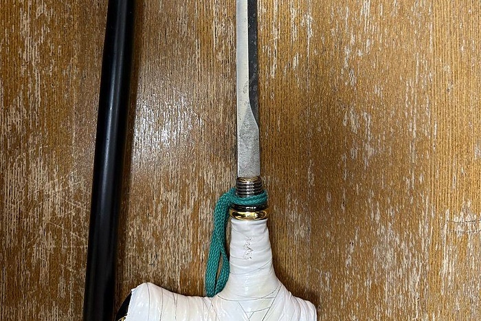 Екатеринбурженка пыталась пронести в здание суда 30-сантиметровый клинок, спрятанный в трости